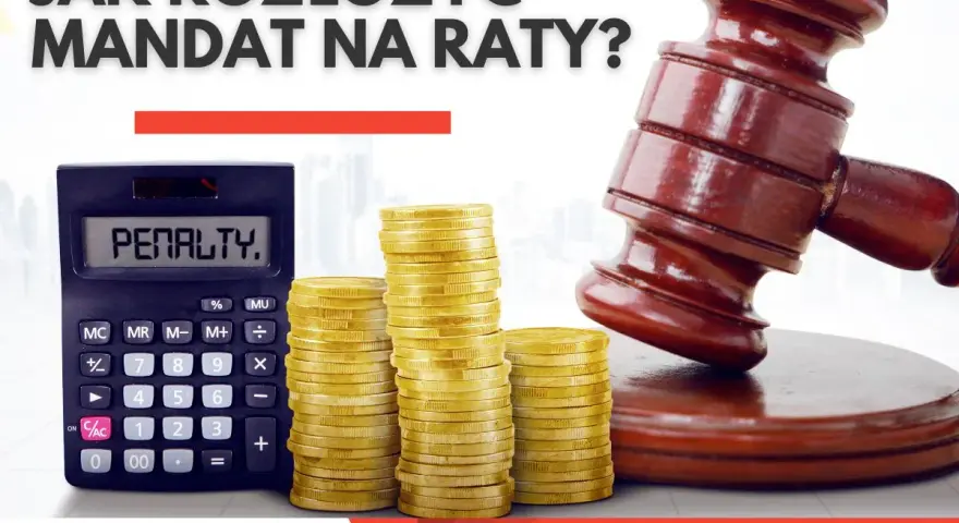 Młotek sędziowski, stos monet i kalkulator z napisem "PENALTY." sugerują, że warto dowiedzieć się, czy mandat można rozłożyć na raty.