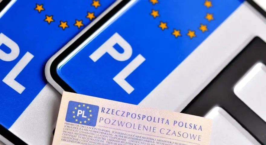Polskie tablice rejestracyjne z symbolem PL i gwiazdkami UE oraz dokument "Pozwolenie Czasowe". Wymiary tablicy rejestracyjnej są standardowe.