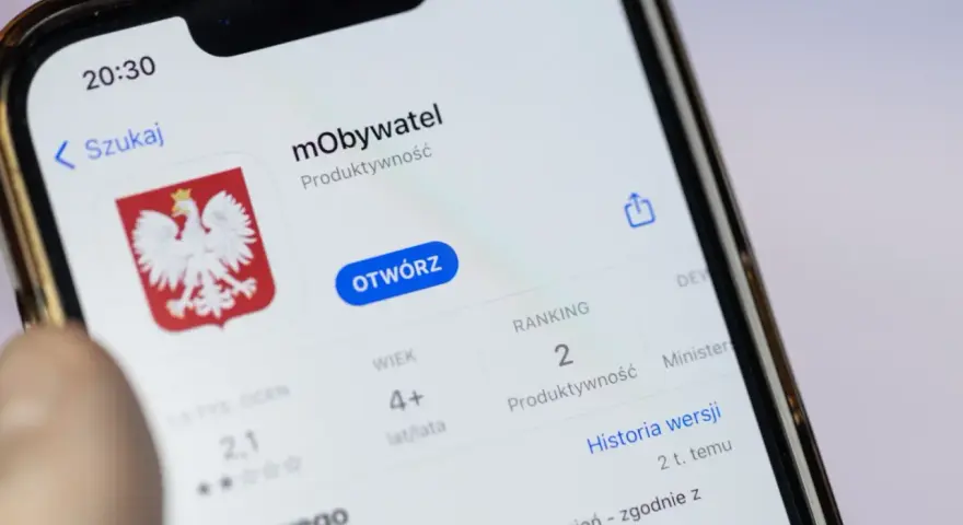 Aplikacja mObywatel na telefonie. Możesz tu sprawdzić do kiedy OC, a także inne ważne dokumenty.