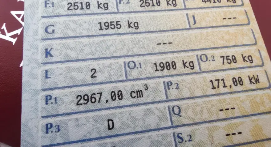 Fragment dowodu rejestracyjnego z danymi pojazdu. Widoczna dopuszczalna ładowność w dowodzie rejestracyjnym: 1955 kg.