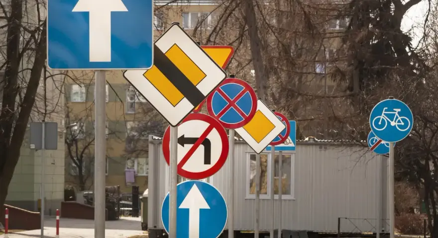 Mnóstwo znaków drogowych, w tym zakaz skrętu w lewo, nakaz jazdy prosto i ścieżka rowerowa. System rozpoznawania znaków drogowych miałby tu pełne ręce roboty.