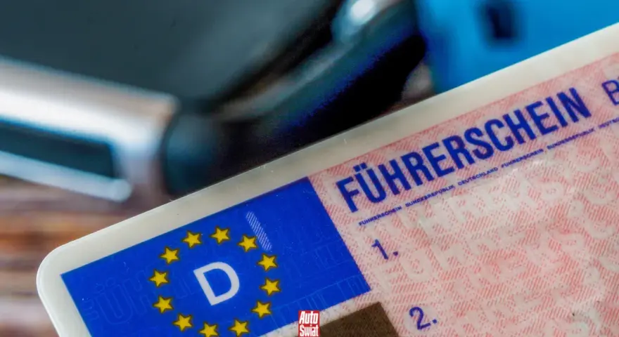 Niemiecki dokument "Führerschein" z unijnymi gwiazdkami. Brak potwierdzenia OC w Niemczech może być problemem.
