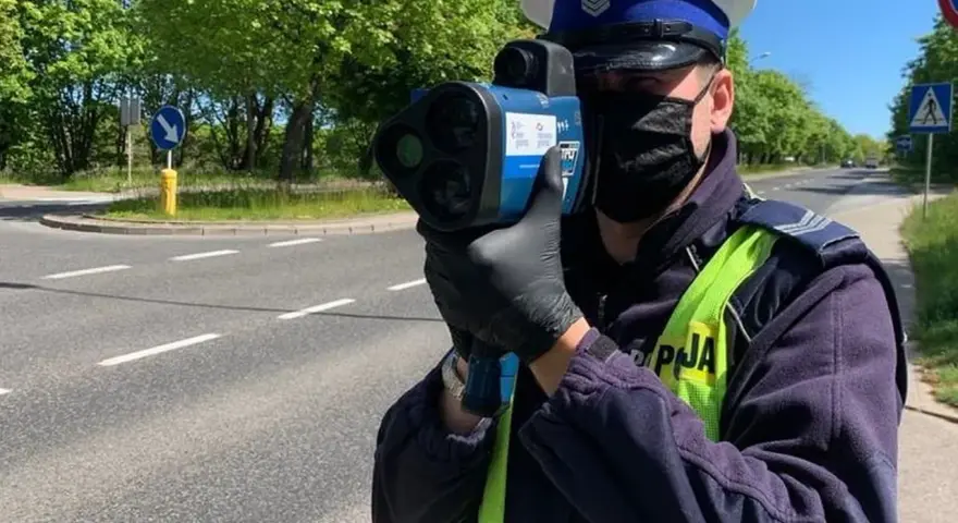 Policjant mierzy prędkość radarem. Czy poza terenem zabudowanym można stracić prawo jazdy? Tak, za nadmierną prędkość.