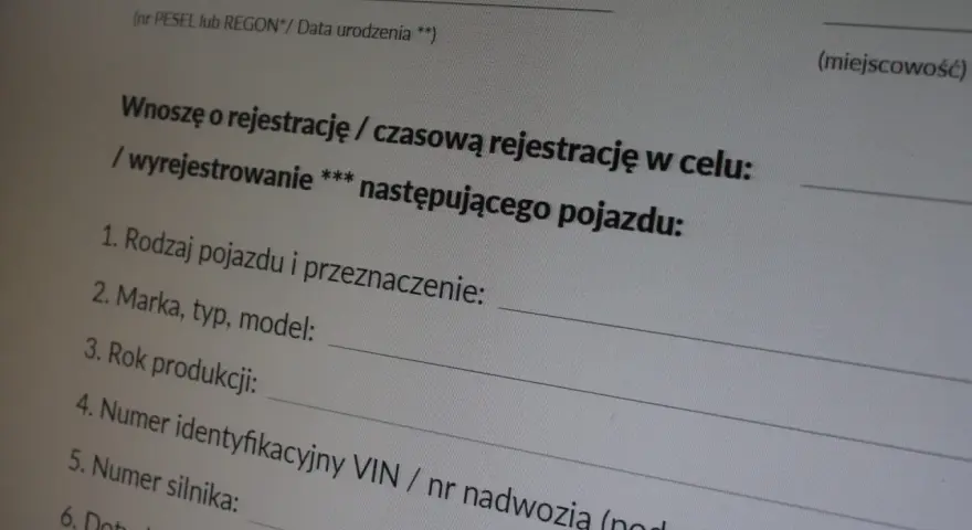 Formularz rejestracyjny pojazdu. Wpisz dane auta, by dowiedzieć się, ile czasu na przerejestrowanie auta masz.