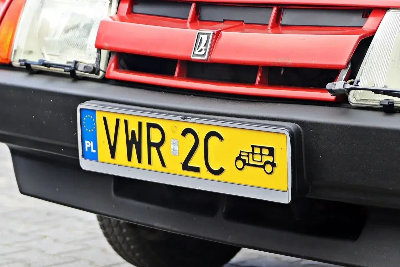 Czerwony samochód z polską tablicą rejestracyjną VWR 2C. Czy to rejestracja PL, jakie miasto?