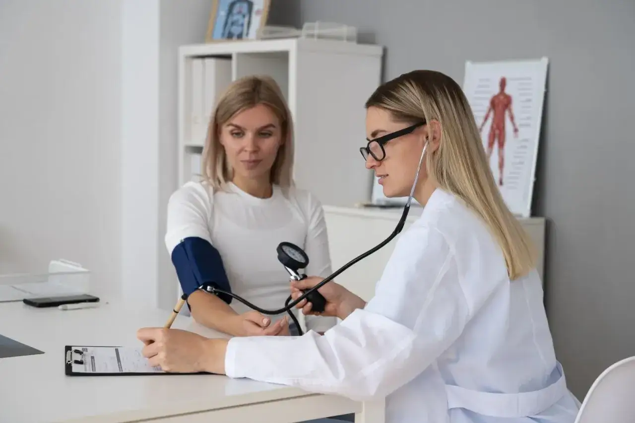 Lekarka bada ciśnienie pacjentce, co jest jednym z badań na prawo jazdy.