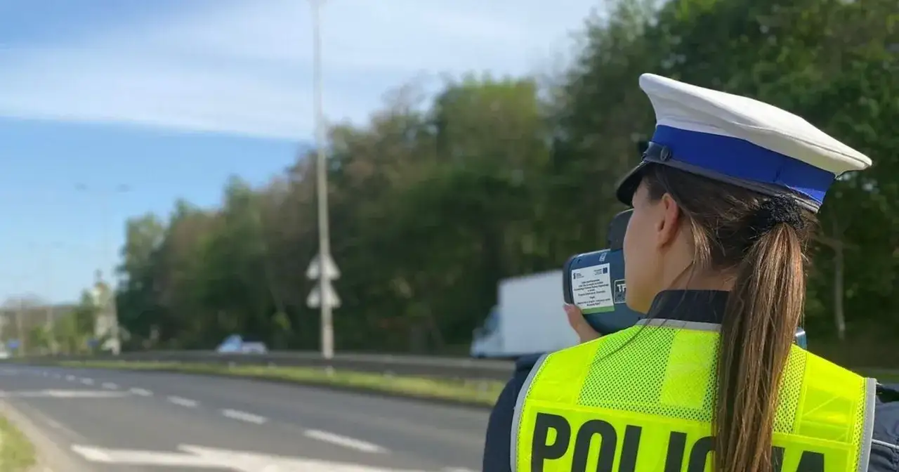 Policjantka mierzy prędkość. Czy poza terenem zabudowanym można stracić prawo jazdy? Tak, jeśli przekroczysz dopuszczalną prędkość.