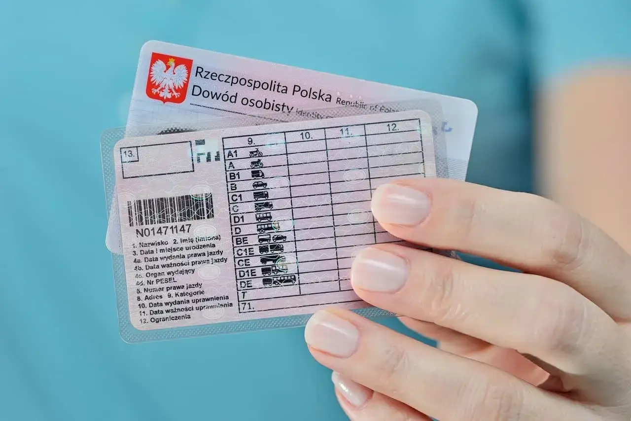 Polskie prawo jazdy i dowód osobisty. Zastanawiasz się, ile się czeka na prawo jazdy? Dokumenty w ręku to symbol wolności i możliwości.
