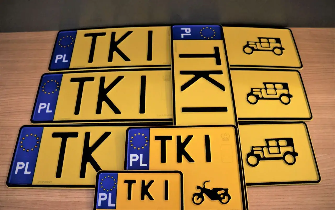 Kolekcja tablic rejestracyjnych z symbolem
