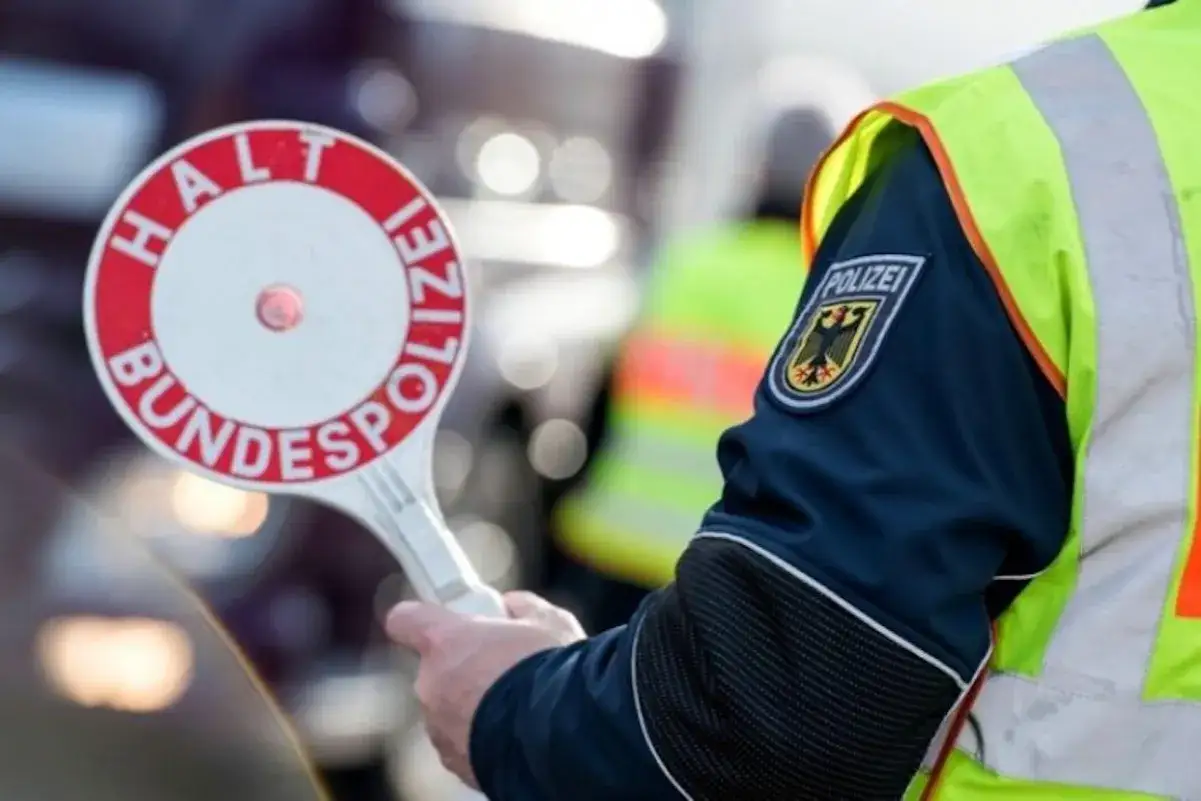 Niemiecki policjant z tarczą