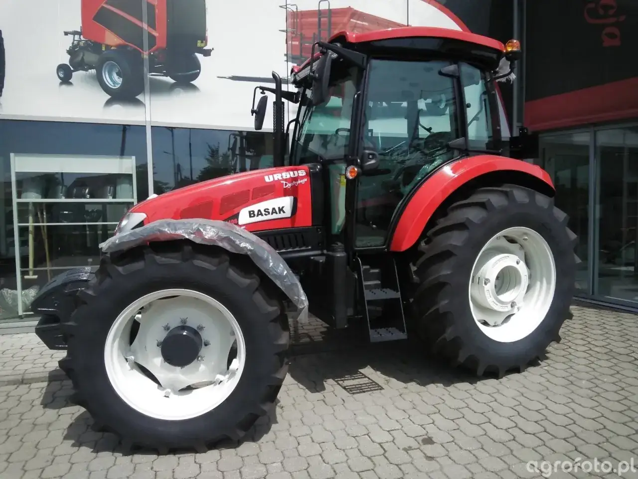 Czerwony traktor URSUS BASAK z dużymi kołami. Czy na b można jeździć traktorem? Tak, ten model jest stworzony do pracy w polu.