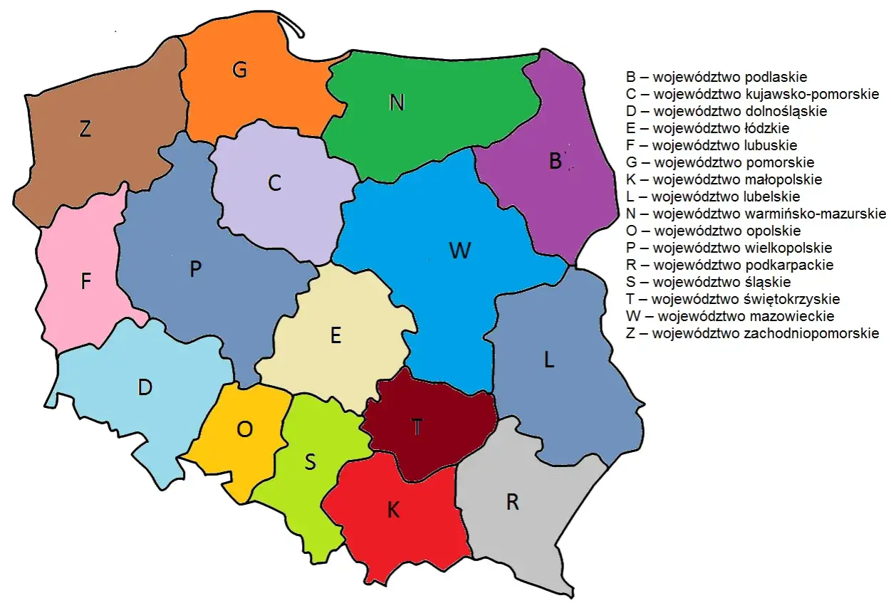 Mapa Polski z zaznaczonymi województwami i ich literowymi oznaczeniami, które odpowiadają tablice rejestracyjne województwa.