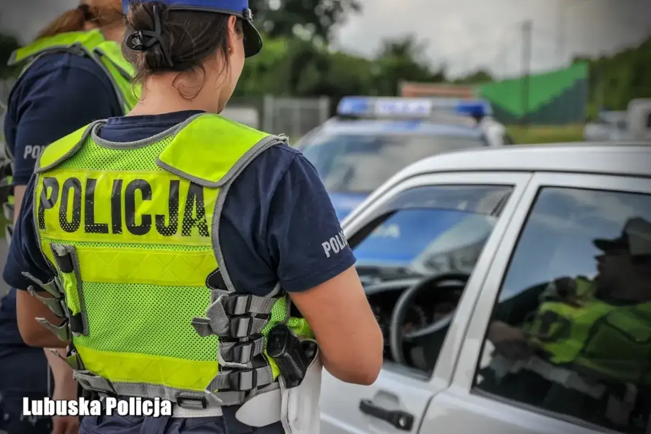 Policjantka w kamizelce odblaskowej kontroluje kierowcę. Brak badań lekarskich może skutkować mandatem.