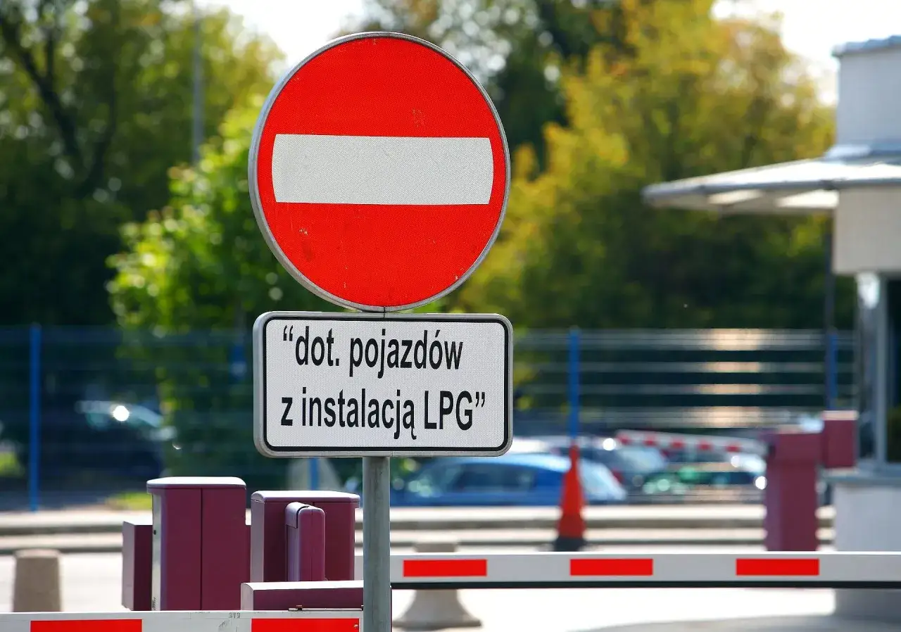 Zakaz wjazdu znak dla pojazdów z instalacją LPG. Bariera wjazdowa i szlaban.