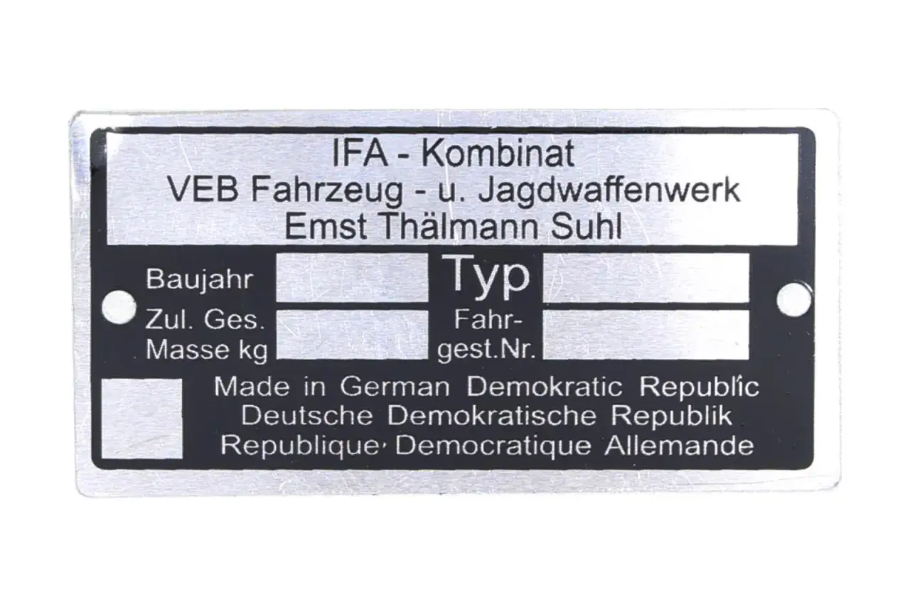 Tabliczka znamionowa IFA z DDR, prawdopodobnie od motocykla. Zawiera dane producenta, typ i numer fabryczny.