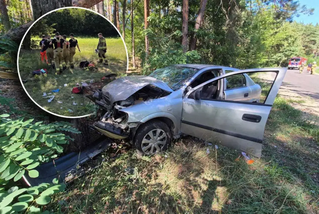 Zniszczony samochód po wypadku w lesie. Strażacy zabezpieczają miejsce zdarzenia, które mogło być spowodowane wypadkiem bez prawa jazdy.