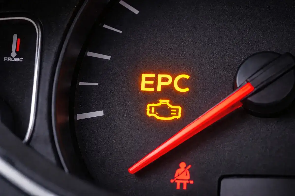Świeci się kontrolka EPC w samochodzie, sygnalizując problem z silnikiem. Czas na wizytę u mechanika.