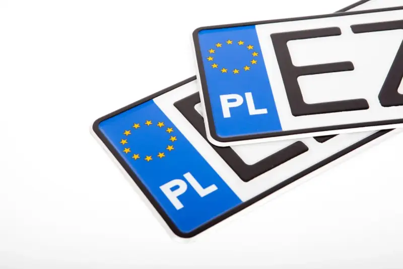Dwie polskie tablice rejestracyjne z symbolem Unii Europejskiej. Gotowe do wymiany tablic rejestracyjnych.