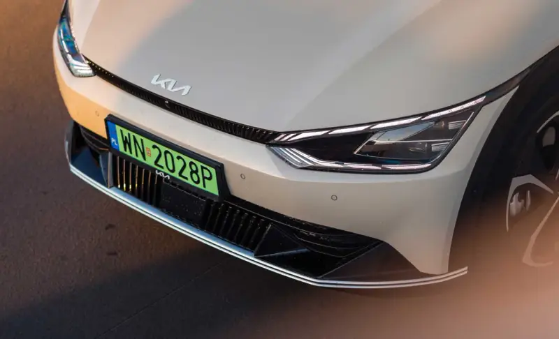 Nowy Kia z zieloną tablicą rejestracyjną PZ.
