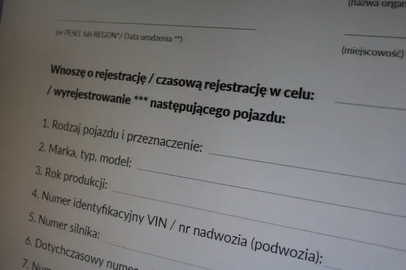 Formularz rejestracyjny pojazdu. Wpisz dane auta, by dowiedzieć się, ile czasu na przerejestrowanie auta masz.